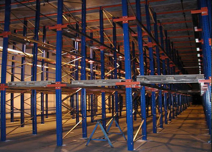 Động cơ hai lối vào trong các đơn vị kệ công nghiệp để lưu trữ pallet mật độ cao