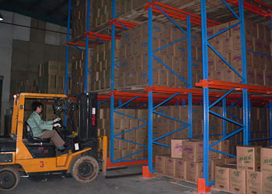 Hệ thống giá kệ pallet Drive-In mật độ cao với ray dẫn hướng cho xe nâng vận hành an toàn trong các trung tâm logistics