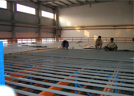 Lớp phủ bột sàn thép công nghiệp Mezzanine với lối đi cho kho